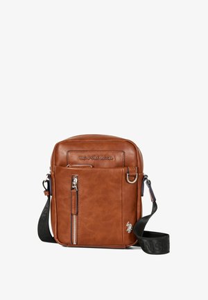 Sac bandoulière en cuir marron avec une poche avant zippée, un logo embossé, et une sangle noire ajustable avec des détails texturés.