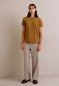 Filippa K ROLL NECK TEE - Jednoduché tričko - bronze gre