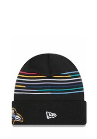 Bonnet en tricot noir avec une bande rayée multicolore. Caractéristiques d'un logo d'oiseau brodé et d'un emblème de marque blanc sur le revers. Texture douce.