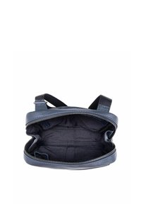 Granatowy plecak skórzany z zamkiem błyskawicznym, wewnątrz wyłożony miękkim materiałem, z dwoma regulowanymi paskami. Minimalistyczny design bez zewnętrznych kieszeni.