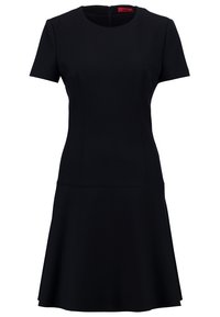 Černé šaty krátkého rukávu s přiléhavým střihom a rozšířenou sukní, s skrytým zipem na zadní straně a kulatým výstřihem.