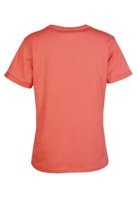 Kortærmet t-shirt i koralfarvet stof med rund hals og opsmøgede ærmer. T-shirten har en glat tekstur og en almindelig pasform. Ingen bemærkelsesværdige mønstre.