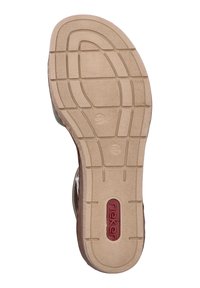 Sole della sandalo Rieker in beige con un motivo di presa testurizzato, caratterizzato da un logo rosso. Materiale leggero con un design curvo per il comfort.