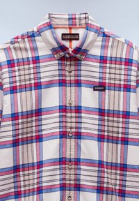 Camisa de cuadros de algodón con un patrón azul, rosa y crema, cuello con botones y un pequeño parche con logo en el pecho.