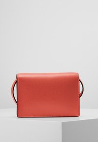 Borsa in pelle corallo con forma rettangolare, superficie testurizzata e una piccola maniglia su ciascun lato. Design pulito e minimalista con bordi a contrasto.