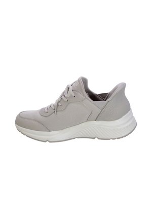 Zapatilla deportiva de color gris claro con un cuerpo de malla texturizada, acentos lisos, cordones tradicionales y una suela blanca acolchada con detalles estriados.