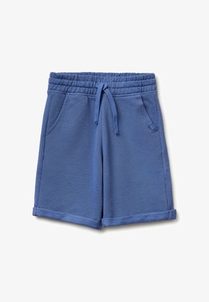 Niebieskie szorty z elastyczną talią, sznurkiem, bocznymi kieszeniami i podwiniętymi mankietami, pokazane na płasko na białym tle.