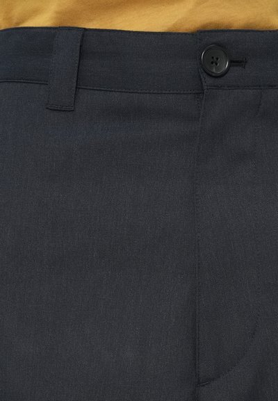 Pantaloni blu scuro con una texture liscia, dotati di chiusura con bottone, fronte piatto e tasche laterali, realizzati in un tessuto leggero.