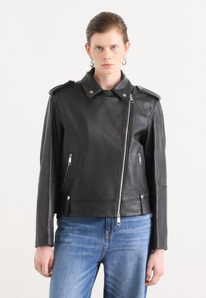 Zwarte leren motorjack met een diagonale ritssluiting, zilveren hardware en schouderepauletten. Gladde textuur met een slim-fit.