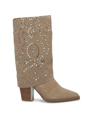 Stivale alla caviglia in suede beige con punta affilata, decorato con borchie argentate e turchesi in un motivo a spirale, e tacco a blocco.