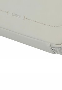 Borsa a tracolla in pelle grigio chiaro con logo "Gabor" impresso, caratterizzata da dettagli testurizzati e ricami, dal design rettangolare elegante.