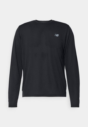 Schwarzes, langärmliges Sportoberteil aus strukturiertem Stoff mit subtilen Perforierungen. Verfügt über ein kleines reflektierendes Logo auf der linken Brust.