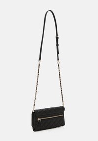 Borsa a tracolla nera trapuntata con un design elegante, che presenta una zip argentata e una tracolla a catena, mescolando la texture in pelle con motivi.