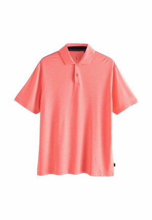 Kortärmad polotröja i ljus korall, tillverkad av ett slätt och lätt material. Har en traditionell krage och en treknappslå.