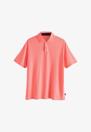 Koszulka polo z krótkim rękawem w jasnym koralowym kolorze, wykonana z gładkiego, lekkiego materiału. Posiada tradycyjny kołnierzyk oraz zapięcie na trzy guziki.