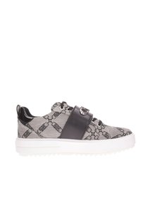 Basket à motif noir et blanc avec une tige en textile texturé, une sangle en cuir noir et des accents, semelle en caoutchouc blanche avec un bout arrondi.