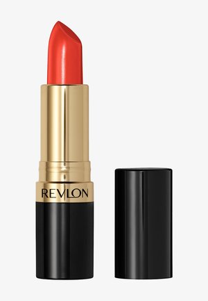Revlon Lippenstift in einem roten Farbton, untergebracht in einem zylindrischen schwarzen Gehäuse mit goldenen Akzenten. Glatte Textur und eine spitze Spitze für präzise Anwendung.