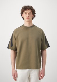 adidas Performance T-shirts print - olive strata