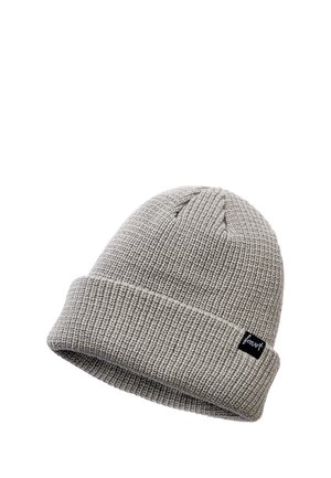 Gorro de punto acanalado gris claro con puño doblado y pequeña etiqueta negra en el lateral del puño.