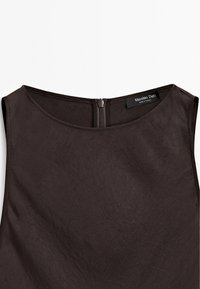 Czarna, bezrękawnikowa sukienka z okrągłym dekoltem i zapięciem na zamek z tyłu. Posiada subtelną fakturę materiału. Widoczna metka marki.