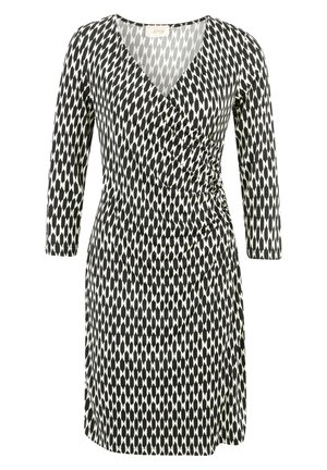 Czarna i biała sukienka kopertowa w geometryczny wzór z rękawami do łokci i marszczonym detalem w talii na białym tle.