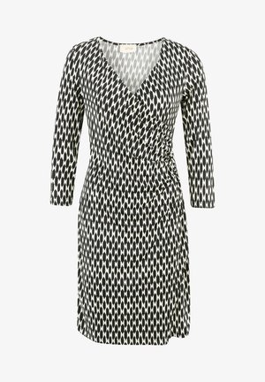 Czarna i biała sukienka kopertowa w geometryczny wzór z rękawami do łokci i marszczonym detalem w talii na białym tle.