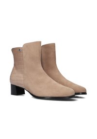 Beige enkellaarsjes met een gladde suède voorkant en een krokodillenpatroon aan de achterkant, met een blokhak en een slank ontwerp.