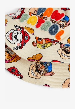 Vedro klobuk iz lahkega blaga z barvitimi risanimi obrazi psov z različnimi izrazi. Napis "PAW PATROL" v večbarvnih vezenih črkah.