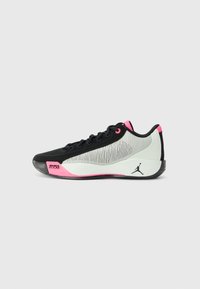 Baskets de sport noires et roses avec un dessus en mesh, bout arrondi et semelle texturée. Comprennent un amorti à air et un logo sur le côté.