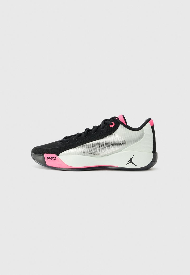 Baskets de sport noires et roses avec un dessus en mesh, bout arrondi et semelle texturée. Comprennent un amorti à air et un logo sur le côté.