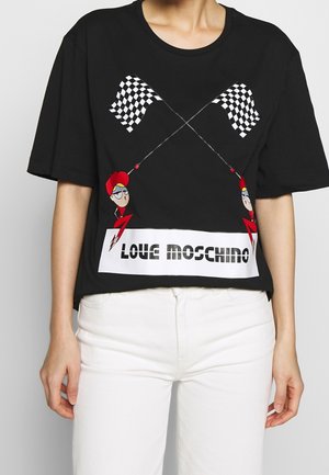 T-shirt en coton noir présentant un graphisme de drapeaux à damiers croisés et des figures de dessins animés, avec "LOVE MOSCHINO" imprimé en blanc en bas.