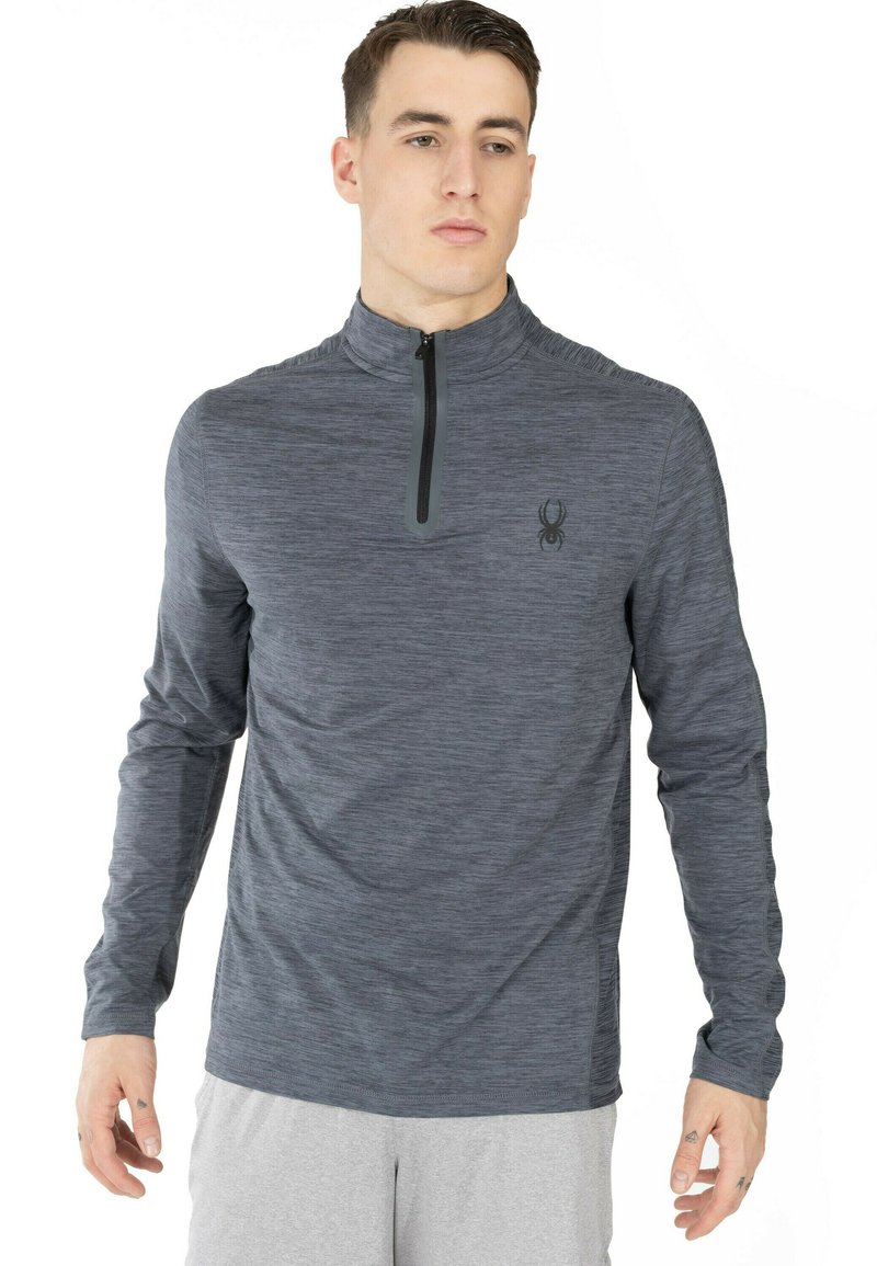 Lange mouwen sporttop van gemeleerd donkergrijs stof, met een kwart-rits hals, subtiel spinnenlogo op de borst en een gladde textuur.