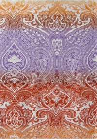 Skomplikowany wzór tkaniny w paisley z symetrycznymi, szczegółowymi motywami kwiatowymi i liściastymi w gradientach pomarańczowego, czerwonego i purpurowego na białym tle.