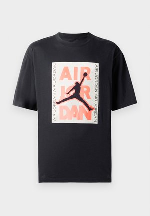 Tricou negru din bumbac, cu un imprimeu mare grafic al unei siluete săltând și cu cuvintele "AIR JORDAN" în accente albe și coralii.
