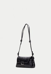 Černá kožená kabelka s uzlovým ramenním popruhem, obdélníkového tvaru, se stříbrným logem a hladkým povrchem.