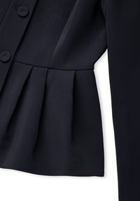 Tmavě námořnický blejzr s předními knoflíky, přiléhavým pasem a plizovanými detaily pod pasem na dlouhém rukávu.