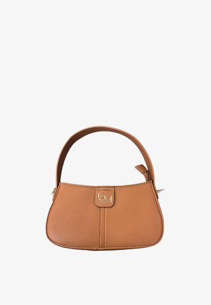 Piccola borsa a mano in pelle marrone con tracolla corta, fondo curvo e dettaglio logo dorato sulla patta centrale anteriore.