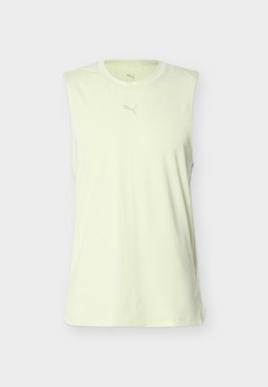 Mouwloos atletisch tanktop in lichtgeel met ronde hals en subtiel Puma-logo op de borst, tegen een witte achtergrond.