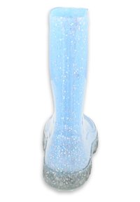 Botte en caoutchouc bleu clair et pailleté avec une finition lisse, un bout rond et une semelle grise texturée. La tige est haute avec un design sans couture.