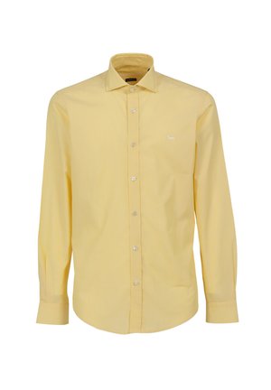 Camisa amarilla de botones, hecha de algodón, con mangas largas, un cuello estándar y un pequeño logotipo blanco en el lado izquierdo del pecho. Textura suave.