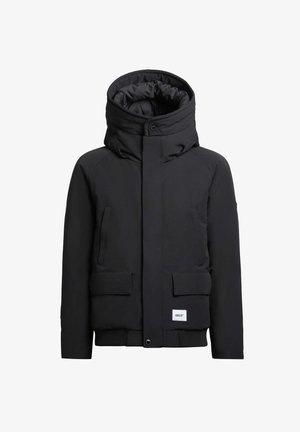Chaqueta acolchada negra con cuello alto y capucha desmontable, con bolsillos frontales y puños acanalados. Diseño minimalista con una marca sutil.