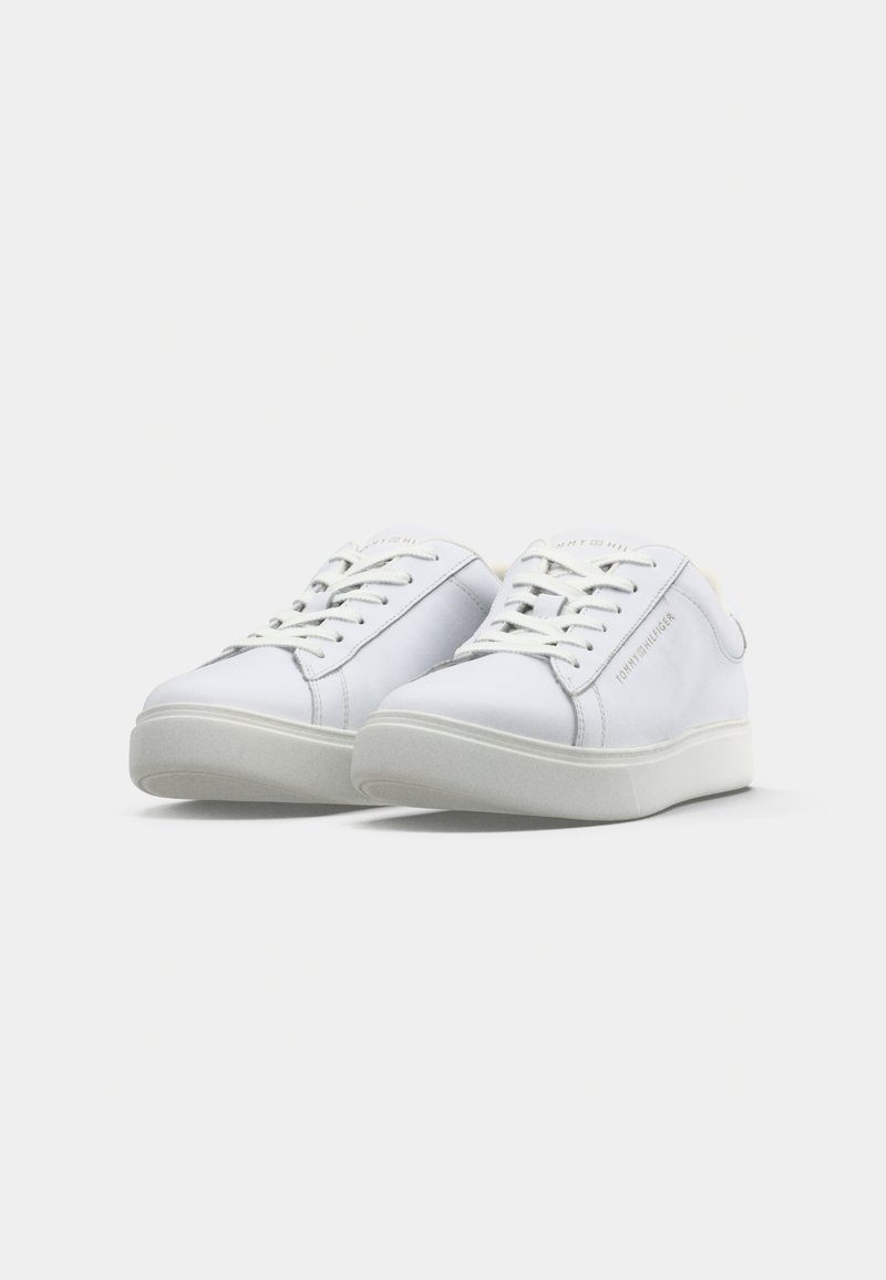 Weißer Sneaker mit glattem synthetischen Obermaterial, runder Zehenpartie und Schnürsenkeln. Verfügt über eine strukturierte Gummisohle und ein Logodetail an der Seite.