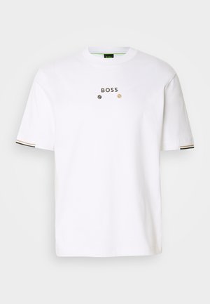 Weißes Baumwoll-T-Shirt mit Rundhalsausschnitt, das das Wort "BOSS" in einem metallischen Druck zeigt. Schwarze und goldene Streifen an den Ärmelkanten.