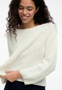 Lekki sweter dzianinowy w kolorze ecru, z szerokim dekoltem, ribbowymi obszyciami i luźnym krojem z teksturowanymi wzorami.