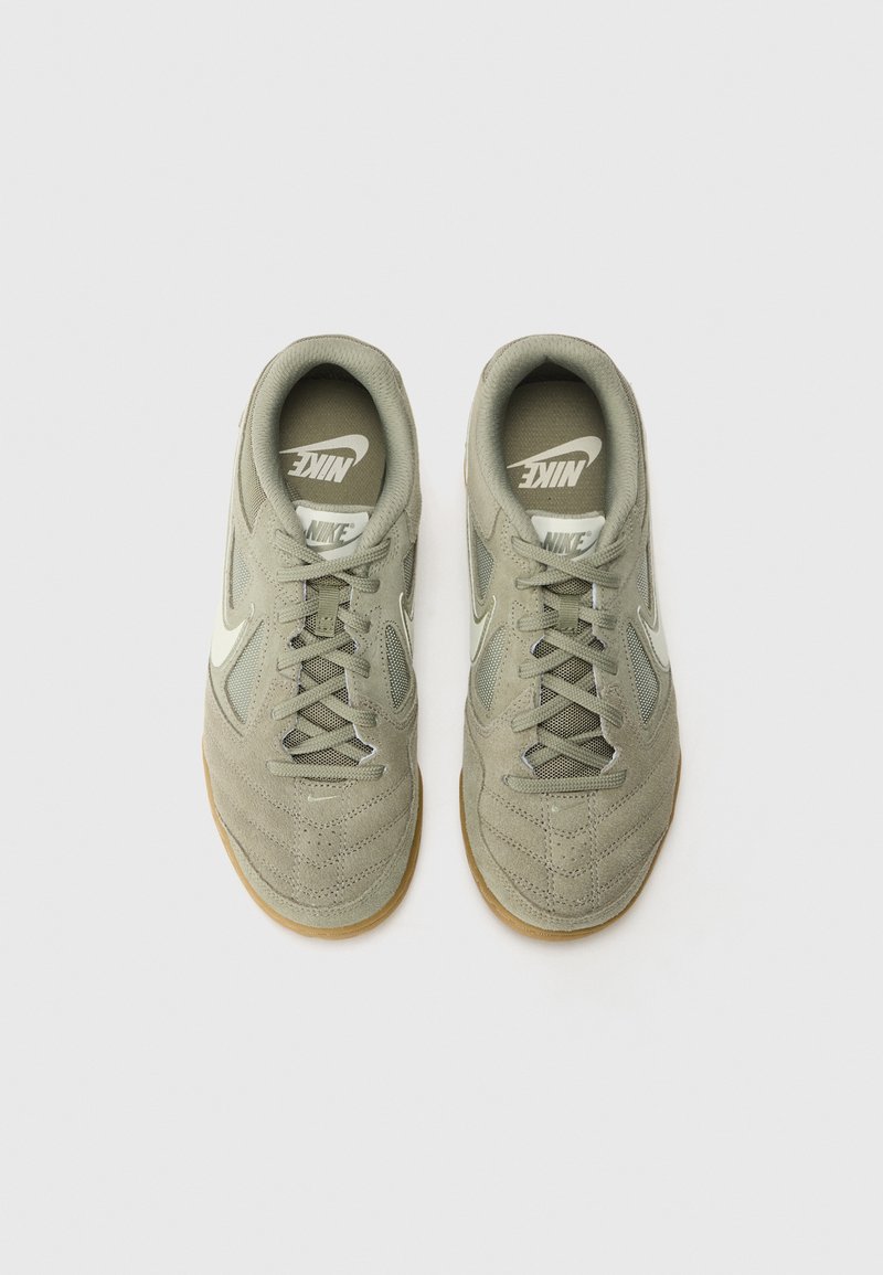 Jasnozielone sneakersy Nike wykonane z zamszu i siateczki, charakteryzujące się teksturowaną powierzchnią, gumową podeszwą oraz sygnaturowym logo na języku.