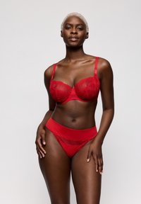 Rode kanten beha en bijpassende string met bloemmotieven, voorzien van verstelbare bandjes en een gladde tailleband, met fijne details.
