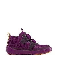 Paarse sportieve schoen met een gestructureerde stoffen bovenkant, twee verstelbare banden en een rubberen buitenzool met een contrasterende tan accent.