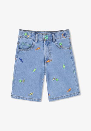 Short en denim de couleur bleu clair, avec cinq poches et une broderie colorée de motifs tropicaux et de requins à l'avant.
