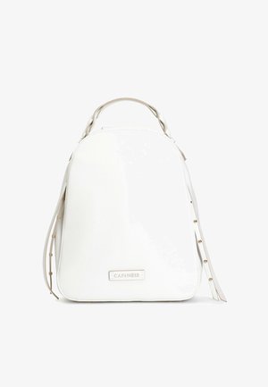 Sac à dos en cuir synthétique blanc avec une forme arrondie, une poignée tressée et des sangles latérales ornées de clous dorés. Logo de la marque affiché à l'avant.