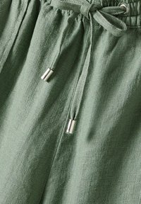 Groene linnen shorts met een elastische tailleband en een trekkoord, afgewerkt met zilveren metalen uiteinden. Textuurstof met een natuurlijke uitstraling.